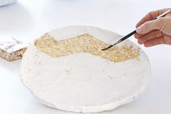 9. Na lepidlo prstami sypte zlaté šupinky dymovej fólie (veľmi tenká kovová fólia) a štetcom ich uhládzajte, aby sa čo najmenej prekrývali. Nechajte odstáť cca 2 hodiny