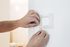 Vypínače a zásuvky sa oplatí pred maľovaním oblepiť papierovou páskou