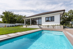 Rodina trávi celé leto pri bazéne. V letnej kuchyni majú všetko potrebné