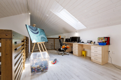 Jediná miestnosť na poschodí je malá pracovňa s výhľadom do obývacej izby. Dostatok denného svetla a čerstvého vzduchu tu zabezpečuje strešné okno Velux