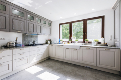 Samostatná kuchyňa s možnosťou uzatvárania bola jedna zo základných požiadaviek majiteľov, riešenie si nevedia vynachváliť