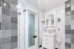 Pôvodne tmavú kúpeľňu presvetľuje svetlovod. Zároveň pomáha šetriť energiu, keďže cez deň netreba umelé svetlo