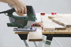 1. Priamočiarou pílou odpíľte približne rovnako dlhé laty