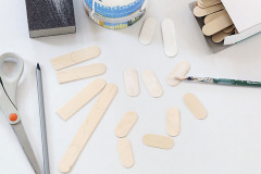 10. Z vyšetrovacích lopatiek vystrihnite menšie kúsky, ktoré vytvoria ciferník. Natrite ich bielou farbou vo viacerých vrstvách