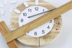 11. Podľa pôvodných hodín prekreslite na nové hodiny body, kde prilepíte značky