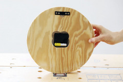 13. V hornej časti vyvŕtajte kruh a priskrutkujte pásik na zavesenie. Vložte strojček a spredu naň pripnite ručičky