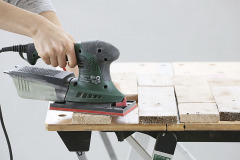 2. Laty prebrúste zo zadnej strany do roviny a poukladajte ich striedavo do štvorca