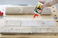 3. Z preglejky vypíľte rovnako veľký štvorec a laty naň striedavo prilepte