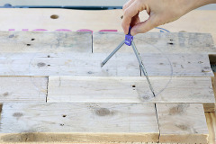 4. Na druhý deň kružidlom naznačte kruh, aké veľké hodiny chcete