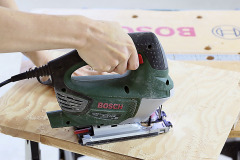 5. Kruh narysujte aj zo zadnej strany a priamočiarou pílou ho vyrežte