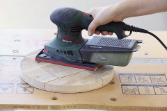 6. Z prednej strany plochu kruhu najemno prebrúste. Ak ostane patina, nie je to chyba