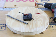 7. Na zadnú stranu nakreslite obrys strojčeka