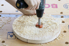 8. Vyvŕtajte štyri prekrývajúce sa diery. Vznikne otvor, do ktorého strojček vložíte. Nesmie prečnievať cez preglejku