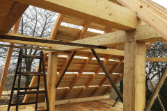 Pomocou špeciálneho softvéru možno naprojektovať strechu ľubovoľného tvaru na dom ľubovoľného pôdorysu. Ak uvažujete o zmene typu alebo tvaru strechy, teda o úprave krovu a celého strešného súvrstvia, je žiaduce posúdenie zámeru statikom, ale i tesárom, pokrývačom, kominárom... Na výstavbu nového plnohodnotného podlažia sa ako ideálne javia ľahké drevené montované konštrukcie.