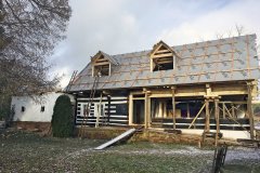 Pomocou špeciálneho softvéru možno naprojektovať strechu ľubovoľného tvaru na dom ľubovoľného pôdorysu. Ak uvažujete o zmene typu alebo tvaru strechy, teda o úprave krovu a celého strešného súvrstvia, je žiaduce posúdenie zámeru statikom, ale i tesárom, pokrývačom, kominárom... Na výstavbu nového plnohodnotného podlažia sa ako ideálne javia ľahké drevené montované konštrukcie.