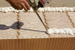 Montáž jednovrstvovej obvodovej konštrukcie, zloženej z komponentov Heluz s integrovanou tepelnou izoláciou (polystyrénovými guľôčkami) v dutinách čiastkových murovacích prvkov