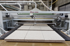 Výrobná linka konopných izolácií. S objemovou hmotnosťou 100 kg/m³ ide o unikátne prvky na zateplenie fasád, dlážok alebo nad krokvy