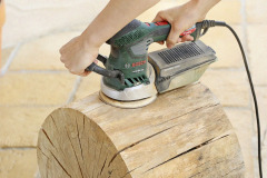 3 - Excentrickou brúskou peň vyhlaďte zo všetkých strán, kraje jemno zaoblite