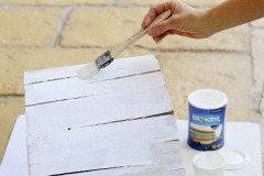 5 - Bočné strany natrite bielou farbou. Prvú vrstvu nanášajte napoly zriedenú s vodou