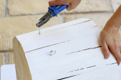 7 -  Do dier ručne zaskrutkujte skrutky s háčikom