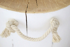 8 - Do háčikov priviažte lano, vytvorte uši na uchytenie