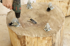 9 - Ak chcete mať stolček viac flexibilný, zospodu priskrutkujte kolieska