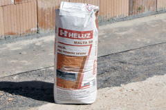 HELUZ malta SB (lepidlo). Nanáša sa na rebrá brúsených tvaroviek vo vrstve 1 mm