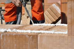 Špeciálne pena (bezcementové tenkovrstvové lepidlo) na lepenie presne brúsených tehál