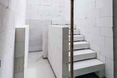 Systém YTONG ponúka kompletné riešenie stavby od pivnice až po strechu. Jeho súčasťou je napríklad schodisko (schodiskové stupne) z rovnakého materiálu