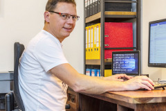 Pán domu vo svojej pracovni na prízemí. Pracovňa je prepojená hlavnou obytnou miestnosťou, dá sa však oddeliť posuvnými dverami