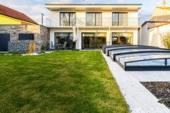 Na  pozemok v existujúcej  zástavbe  je  vstup zo severnej strany. Na južnej strane sa rozprestiera veľká záhrada zakon-čená malým „lesom“, ktorý vytvára 100 %   súkromia