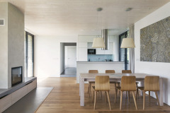 Os domu tvorí priehľad zo severu na juh. Je predelený posuvnými dverami, ktoré možno zatvoriť a utvoriť tak rad jednotlivých uzavretých miestností