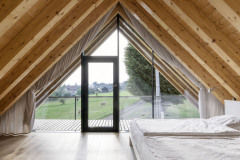 Krov bez stĺpikov a priečnych trámov zväčšuje priestor podkrovia a zachováva tvar čistého trojuholníka