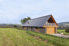 Strecha bez odkvapov eliminuje namáhanie žľabov v zimnom období. Na severe steká voda priamo do betónového koryta, prekrytého pochôdznym roštom