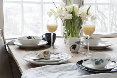 K výrazne dekoratívnemu riadu sa hodia jednofarebné textílie alebo čistý stôl bez obrusu. Biela a čierna najlepšie ladia s prírodným drevom