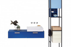 Kolekcia Forever (Lebon) ponúka umývadlovú skrinku obloženú sklom s dubovými úchytkami, šírka 120 cm, a kovovú konštrukciu s lakovanými skrinkami ako solitérny prvok, www.lebon.cz