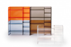 Policový systém z dizajnovej série KARTELL BY LAUFEN (Laufen) z termoplastového polyméru je dostupný v piatich farebných vyhotoveniach, 75 x 53 x 26 cm, www.laufen.sk