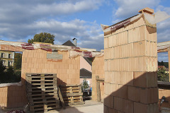 Jedna jediná tehla Porotherm váži plus mínus okolo 18 až 20 kg. Sto, dvesto tehál potom...