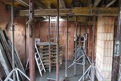 Prízemie je hotové, ale tam hore, nad podopreným stropom, porastú ďalšie steny