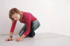 1. Na dlážke vymerajte polohu priečky a pružnou šnúrou alebo pomocou profilu vyznačte obrysovú čiaru. Nezabudnite na prípadné dverné otvory. Potom s pomocou vodováhy a pravítka vyznačte obrysové línie priečky na stenách a stropoch. Pozor: vytyčuje sa obvod konštrukcie, preto treba zohľadniť hrúbku opláštenia.