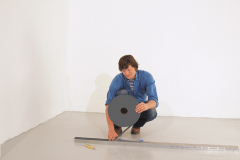 2. Obvodové profily priečky (vodorovné UW profily a zvislé CW profily) opatrite samolepiacim pripojovacím tesnením Rigips.