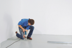 3. Na dlážku a strop pripevnite vodiace UW profily vhodnými upevňovacími prostriedkami podľa druhu podkladu (na betónovú dlážku použite plastové natĺkacie rozperky). Vzájomná rozteč pripevnenia je maximálne 800 mm, vzdialenosť prvého pripojenia od rohu je maximálne 200 mm.