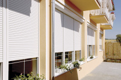 Predokenné rolety zabránia prehrievaniu domu v lete aj tepelným stratám v zime a znižujú hladinu hluku až o 16 dB (LOMAX)