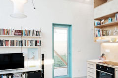 Všetky menšie okná sú natreté jasnou azúrovou farbou, vytvárajú tak kontrastný a výtvarný prvok na fasáde aj v interiéri