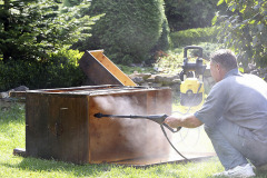 2. Komodu poriadne vystriekajte vysokotlakovým čističom a nechajte vyschnúť