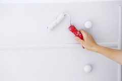 11. Ak chcete povrch pekný hladký, natierajte maliarskym valčekom. Do bielej farby môžete pridať aj trochu hnedej a čiernej tónovacej farby