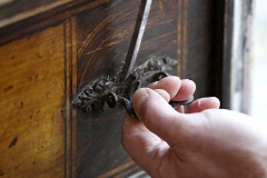 4. Rozpadávajúce sa kovania odstráňte