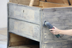 5. Komodu poriadne vybrúste, starý lak sa veľmi ľahko olupuje