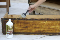 6. Ak sú v dreve dierky, znamená to, že je alebo bolo napadnuté červotočom. Komodu zo všetkých strán poriadne natrite impregnáciou proti červotočom, môžete aj 2x