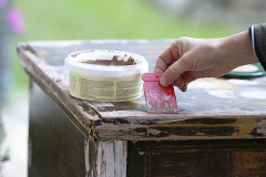 7. Dierky zatmeľte stolárskym tmelom